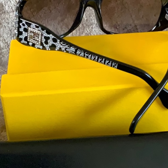 Limited Edition Fendi Sunglasses 409r - Picture 5 of 5